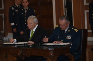 Los Secretarios de Educación Pública y Defensa Nacional firman convenio de colaboración. Foto: Sedena