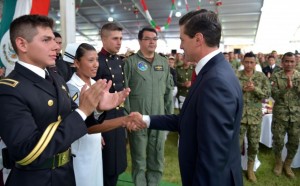 EPN convive con personal militar. Foto: Presidencia