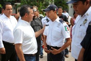 Mauricio Góngora visita a los integrantes del cuerpo de policía. Foto: Especial