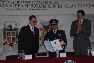 Condecoración a la Bandera de Guerra de FAM. Foto: Sedena