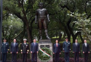 EPN monta Guardia de Honor all pie de la efigie de Morelos. Foto: Presidencia