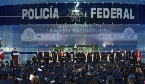 Osorio Chong reconoció la labor de los policías. Foto: Segob