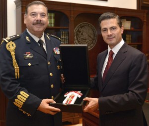 EPN y el General Roberto Miranda. Foto: Presidencia