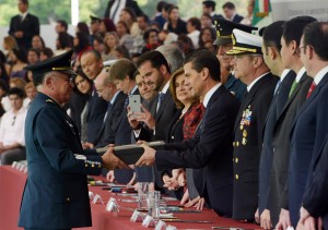 EPN entrega condecoración al Gral de División Méndez Bazán. Foto: Presidencia