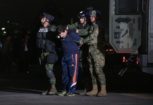 'El Chapo' siendo trasladado por elementos de las Fuerzas Armadas. Foto: PGR