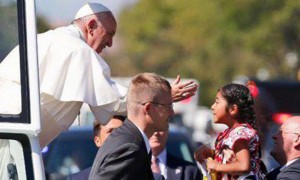 El Papa Francisco saluda a los asistentes. Foto: Especial