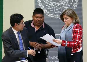 Arely Gómez se reunió con los padres de los 43 normalistas desaparecidos. Foto: PGR