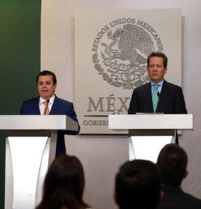 Humberto Castillejos dio a conocer la decisión presidencial. Foto: Presidencia