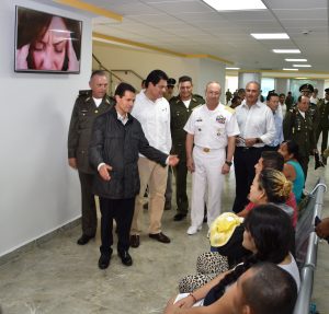 EPN durante el recorrido al Hospital. Foto: Sedena.