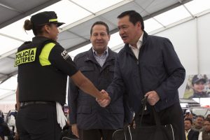 Entrega de equipo policial. Foto: Segob